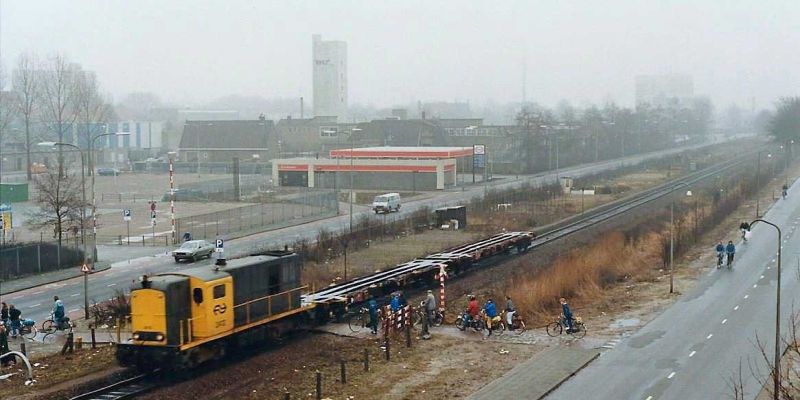 Zwolle 17-3-1987, goederentrein met lege containerwagens passeert overweg Grote Voort (foto Jan Dul)