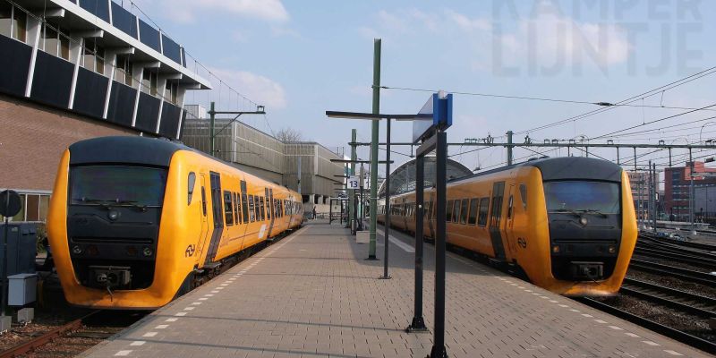 9. Zwolle 27 maart 2014, rechts NS 3403 + 3410 en links de opvolger van de  NS 3403 de NS 3449 (foto E. Elenbaas)