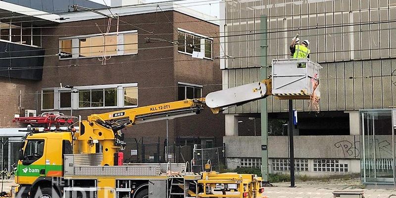 37y. Zwolle 22 augustus 2017, werkzaamheden aan bovenleiding boven spoor perron 12 (foto K. Haar)