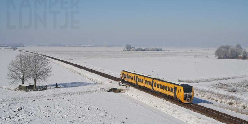  ’s Heerenbroek 4 februari 2012, NS 3403 in een besneeuwd landschap (foto Sytze Holwerda)