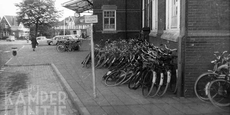 6g. Kampen jaren zestig, fietsenoverlast op het stationsplein (foto Kees Schilder)