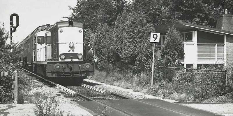 2f. Zwolle Veerallee, 11 augustus 1982, NS 2415 met VAM-wagens (coll. Jan Dul)