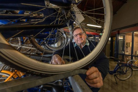 Kampen  29 januari 2021, Henny Spruijt bij afscheid rijwielstalling (foto Freddy Schinkel)