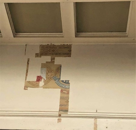 Oude muurschilderingen komen tevoorschijn in stationshal Kampen.